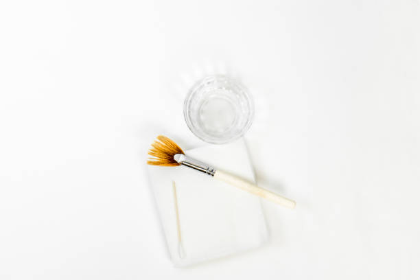 Chemical peel (face peel) liquid ingredient with cosmetic brush, for facial spa treatments by a cosmetologist. Often named a Jessner peel, using acid formulas for complexion and anti-aging treatments. ingrediente líquido de exfoliación química (piel facial) con cepillo cosmético, para tratamientos de spa faciales por un cosmetólogo. a menudo se llama una cáscara de jessner, utilizando fórmulas ácidas para la tez y tratamientos antienvejecimiento