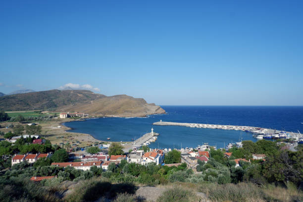 tiro largo do ângulo do porto de gökçeada/imbros kaleköy. - çanakkale city - fotografias e filmes do acervo