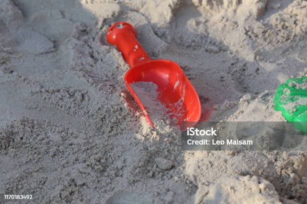 Helle Kinderspielzeuge Liegen Im Sandkasten Stockfoto und mehr Bilder von Blau - Blau, Bunt - Farbton, Deutschland