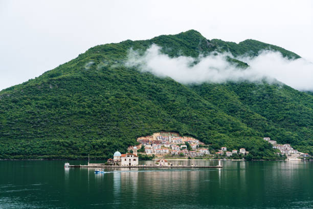 wioska prcanj i kościół zatoka kotor czarnogóra - montenegro kotor bay fjord town zdjęcia i obrazy z banku zdjęć