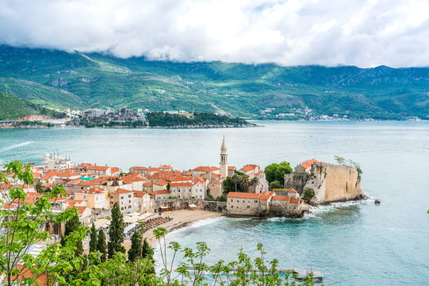 черногория, будва, вид сверху города - budva стоковые фото и изображения