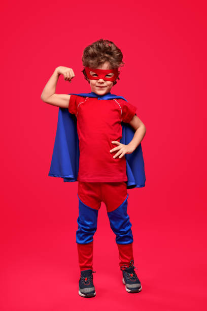 二頭筋を示す小さなスーパーヒーロー - flexing muscles child little boys bicep ストックフォトと画像