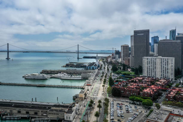 veduta aerea di embarcadero nel giorno nuvoloso - san francisco county embarcadero center bay bridge built structure foto e immagini stock