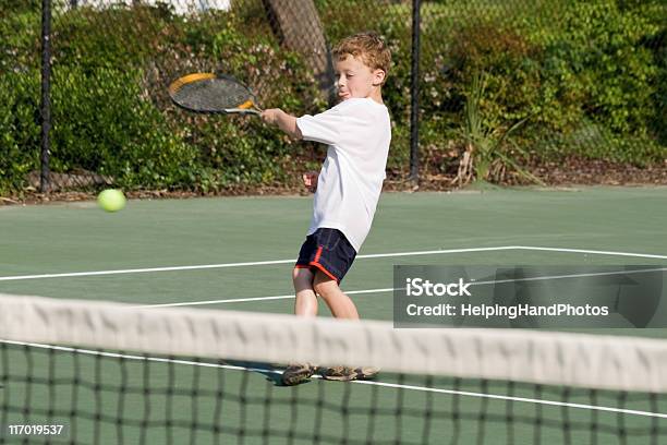 少年テニス - 6歳から7歳のストックフォトや画像を多数ご用意 - 6歳から7歳, カラー画像, スポーツコート