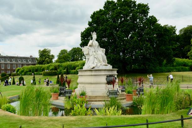 kensington palace, statue of queen victoria, designed by princess louise (duchess of argyll) in 1893 - statue architecture sculpture formal garden imagens e fotografias de stock