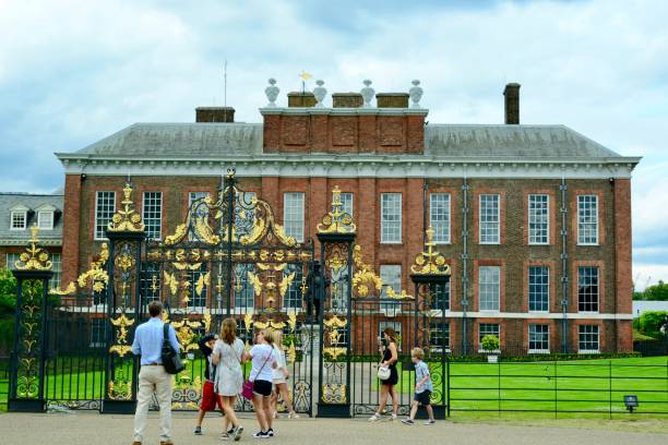 kensington palace gates and some tourists taking pictures of themselves at the gates. - statue architecture sculpture formal garden imagens e fotografias de stock