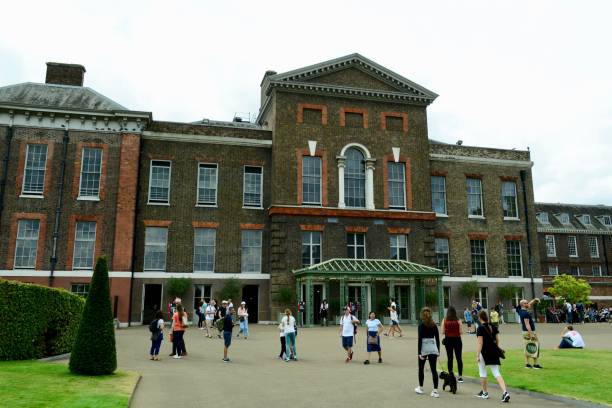 kensington palace, london - statue architecture sculpture formal garden imagens e fotografias de stock