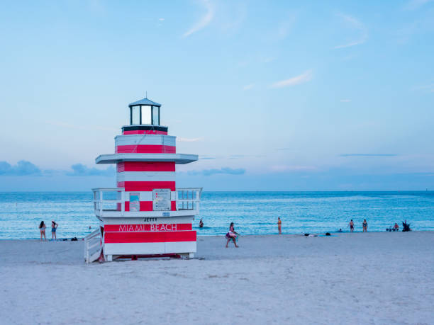 persone che lo prendono facilmente vicino a un gabbiano della torre del bagnino sulla spiaggia sud durante il tramonto - titling foto e immagini stock