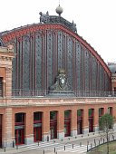 bahnhof-in-madrid.jpg?b=1&s=170x170&k=20&c=mEcpik-QvjEhM-X3Qy4TIjH1w0QWoh7JGgvnBADuezE=
