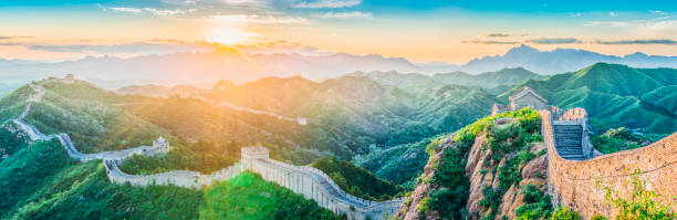 la grande muraille de chine - tourist travel china great wall of china photos et images de collection