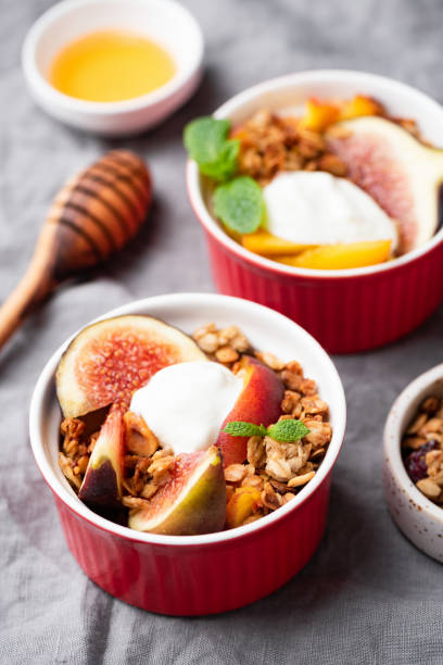 figi, brzoskwinia, granola i jogurt naturalny - oatmeal raisin porridge nut zdjęcia i obrazy z banku zdjęć