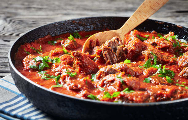 stufato di manzo africano in salsa di pomodoro con spezie ed erbe aromatiche - beef stew foto e immagini stock