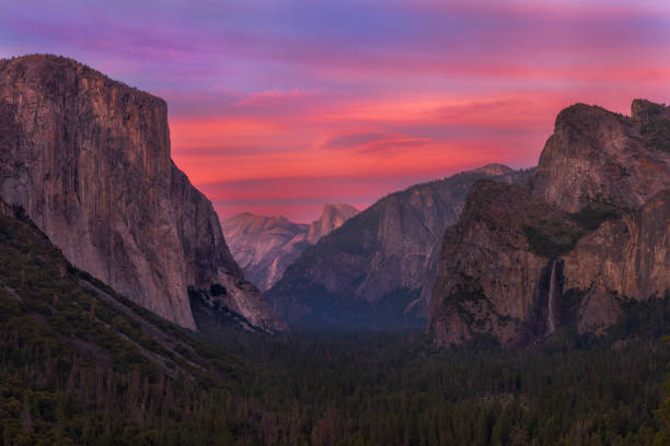 coucher du soleil de vue de tunnel dans le stationnement national de yosemite, la californie - yosemite national park waterfall half dome california photos et images de collection