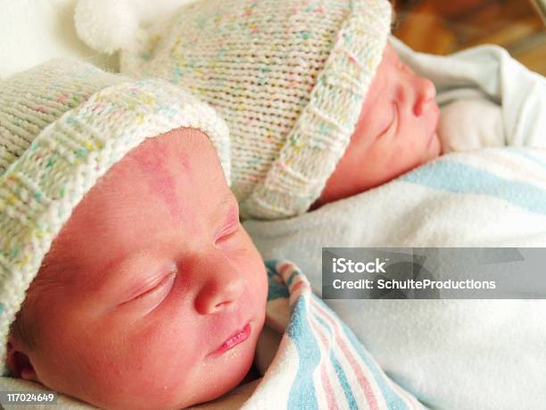 Foto de Meu De Solteiro Duplas e mais fotos de stock de Gêmeos - Nascimento múltiplo - Gêmeos - Nascimento múltiplo, Recém-nascido, Bebê