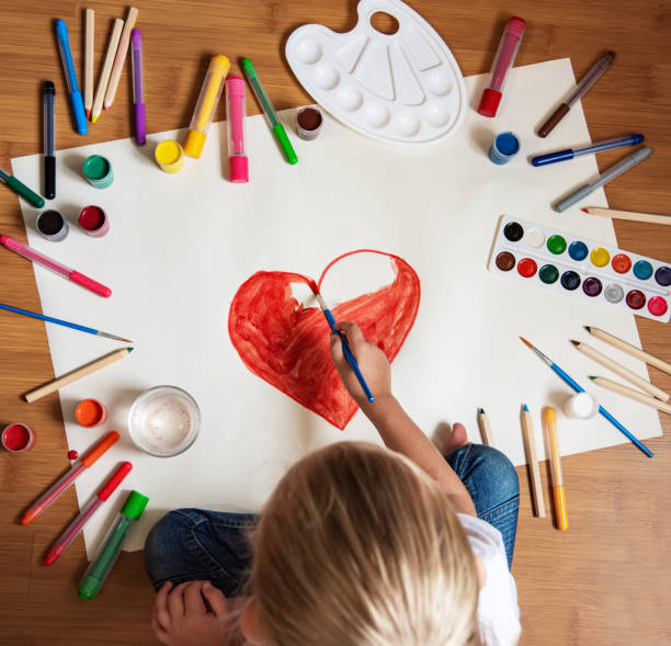 Little girl drawing in paper