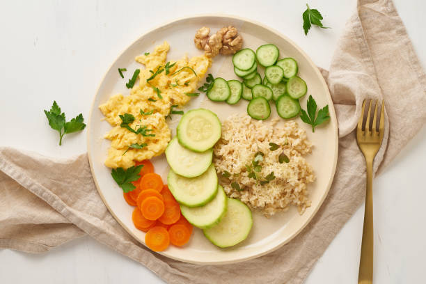 ausgewogene glutenfreie nahrung, brauner reis & zucchini mit rührei, dash fodmap diät - brown rice cooked rice steamed stock-fotos und bilder