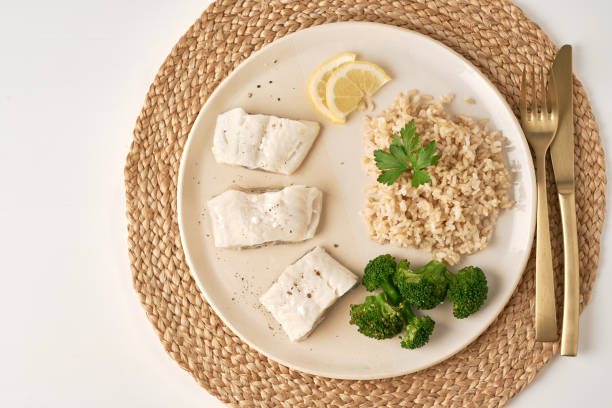 merluzzo al vapore con riso integrale e verdure, dash fodmap dieta vista dall'alto - brown rice cooked rice steamed foto e immagini stock