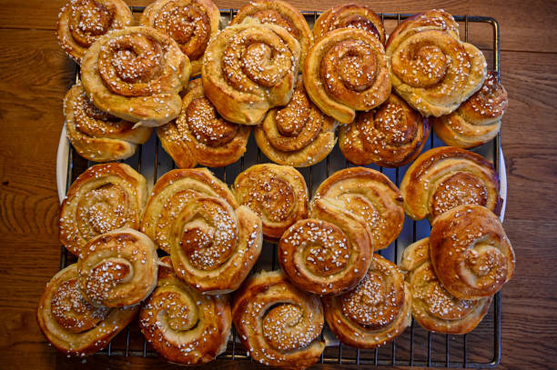 viele hausgemachte cinneman und vanille brötchen - bun warmer stock-fotos und bilder