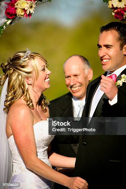 Rosa Hochzeitportraits Stockfoto und mehr Bilder von Junge Männer - Junge Männer, Priester, Attraktive Frau