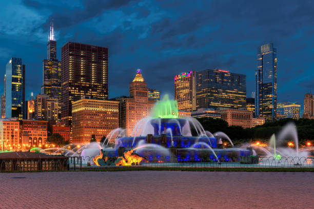 chicago skyline and buckingham fountain - chicago fountain skyline night imagens e fotografias de stock