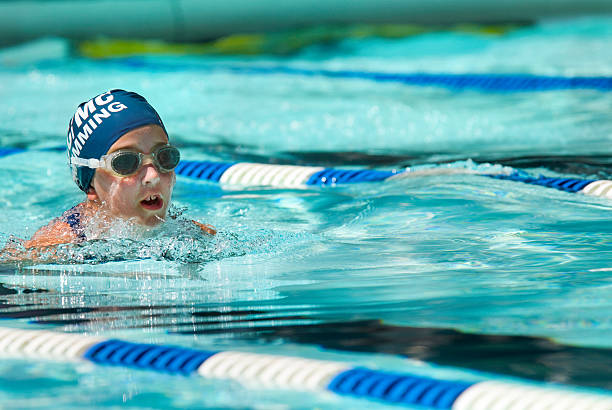 estilo de natación nadador - early teens child swimming pool swimming fotografías e imágenes de stock