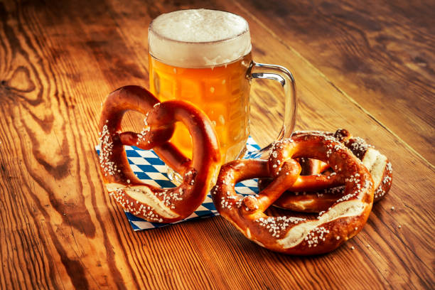 birra e pretzel, oktoberfest germania - oktoberfest foto e immagini stock