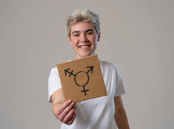 adolescent trans heureux et fier retenant le symbole du transgenre dessiné sur une plaque en carton. image conceptuelle de l'identité et de la diversité de genre. campagne pour les droits de l'homme et l'égalité. - teenage sex photos et images de collection