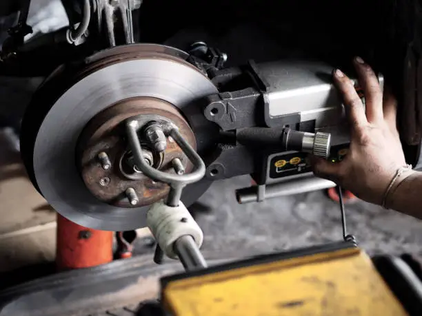 Grinding machine and vehicle brake-disc in garage