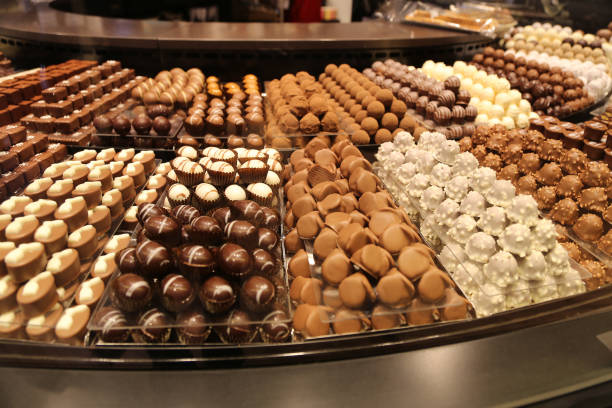 variété de délicieux bonbons au chocolat - culture suisse photos et images de collection
