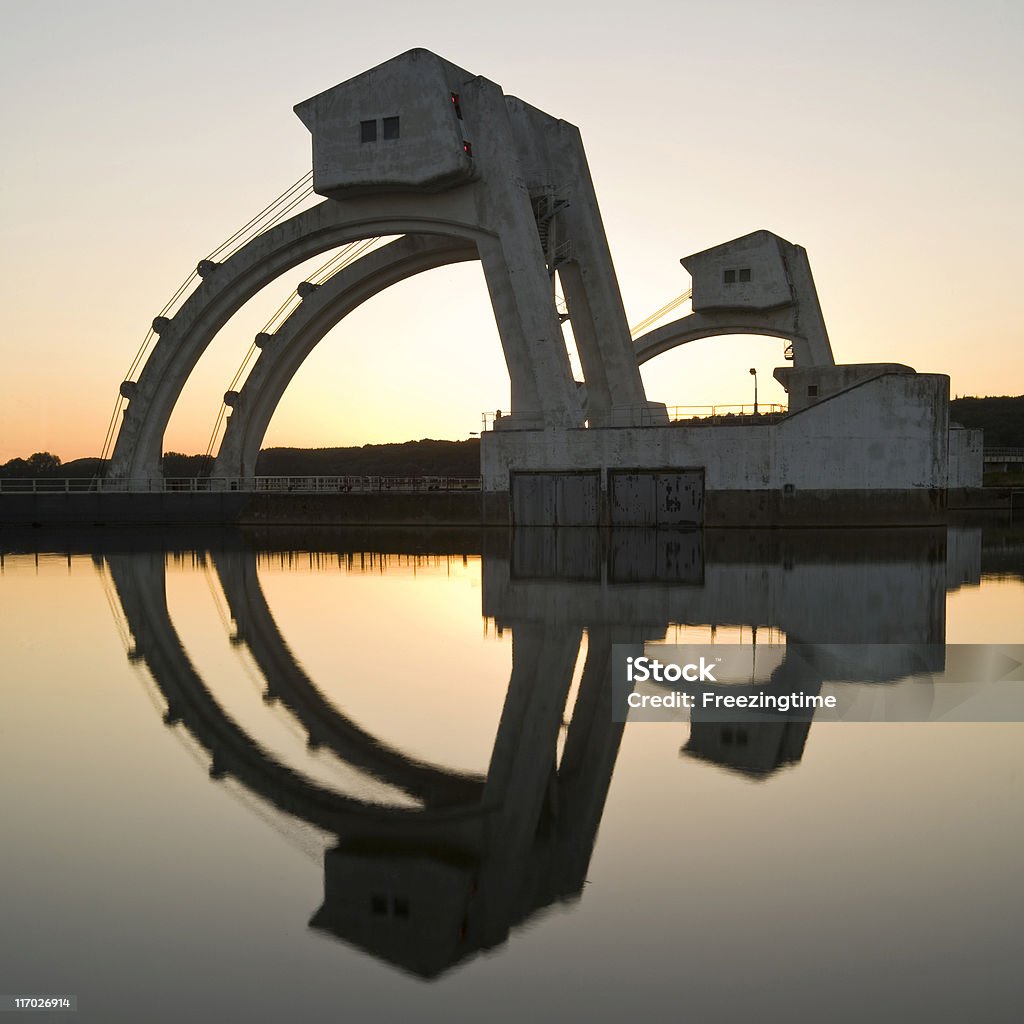 Weir portals au coucher du soleil - Photo de Acier libre de droits