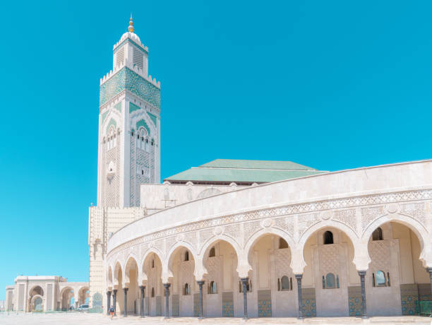 푸른 구름없는 하늘 배경에 카사블랑카에서 하산 ii 모스크. - morocco 뉴스 사진 이미지