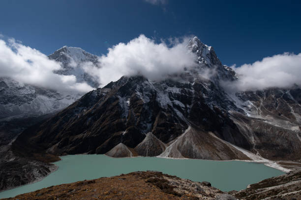 ネパールのエベレストベースキャンプトレッキング中にクムジュンのゾングラ村近くのチョラ湖とマハラグルヒマルのチョラガルヒマル6,440メートルとタボチェ6,542メートルの風光明媚な眺め - cholatse 6440 ストックフォトと画像
