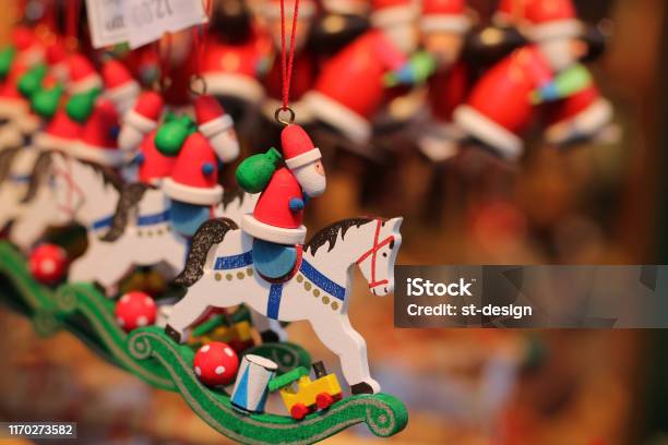 Holzspielzeug Zum Verkauf Auf Dem Weihnachtsmarkt In Dresden Deutschland Stockfoto und mehr Bilder von Deutschland