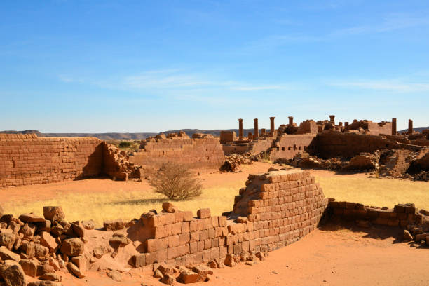 Great Enclosure, Musawwarat es-Sufra temple complex, Sudan - UNESCO World Heritage Site Musawwarat es-Sufra, Northern State, Sudan: labyrinthine building complex of the Great Enclosure - Meroitic temple complex already existing in the Napatan period, Island of Meroe UNESCO World Heritage Site - El-Moswarat Andel-Naqa'a Archaeological Area - the valley of Musawwarat es-Sufra lies amid the heavily dissected sanstone plateau of western Butana (Keraba) archaelogy stock pictures, royalty-free photos & images