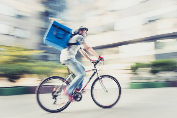 dostawa żywności na rowerze - cycling senior adult sports helmet men zdjęcia i obrazy z banku zdjęć