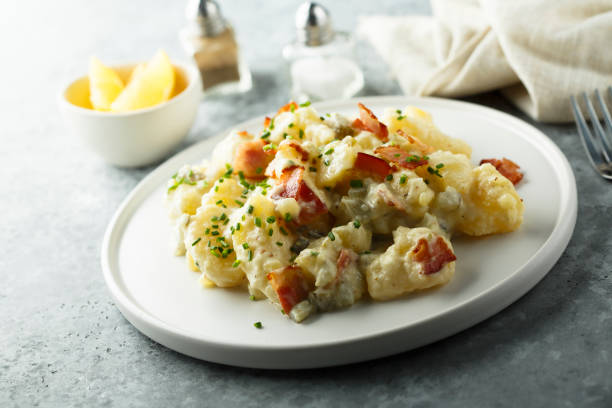 ensalada de patata con tocino - salad prepared potato potato salad food fotografías e imágenes de stock