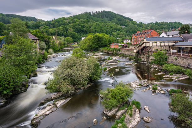 ferrovia del fiume dee e llangollen in galles - dee river river denbighshire wales foto e immagini stock