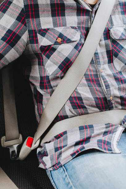 photo de l'homme dans la chemise à carreaux se reposant dans une voiture mettant sur la ceinture de sécurité - travel buckle part of on top of photos et images de collection