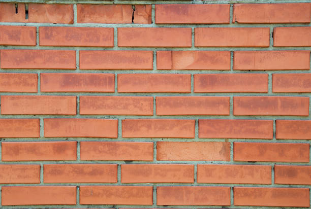 angoscia vecchie trame di muro di mattoni. trama del muro di sfondo di un mattone sporco danneggiato malato. - stucco house residential structure selling foto e immagini stock