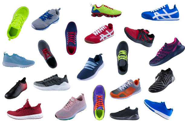 muchas zapatillas sobre un fondo blanco. zapatos deportivos - different angles fotografías e imágenes de stock