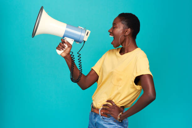 ни у кого больше нет твоего голоса. используйте его - announcement message megaphone public speaker women стоковые фото и изображения