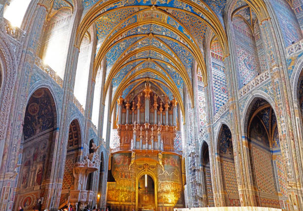 nave of the sainte cécile cathedral, built in red brick on the river tarn in albi in occitanie (south of france) - free entrance - architecture brick cathedral christianity imagens e fotografias de stock