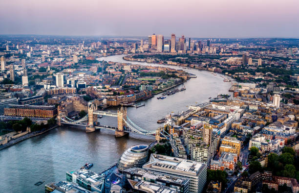 skyline von london - tower bridge stock-fotos und bilder