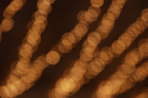 bokeh pomarańczowe kolorowe światła efekt na ciemnym tle. party light bokeh z rocznika żarówki elektrycznej. świecąca tekstura tapety noc xmas - 3381 zdjęcia i obrazy z banku zdjęć