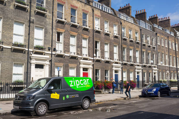 zipcar麵包車共用汽車停在當地街道與豪華物業公寓格魯吉亞英國風格在倫敦中部。 - real chelsea 個照片及圖片檔