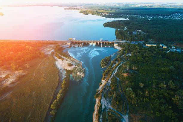 日没時に流れる水を持つ貯水池のダムの航空写真、水力発電所、ドローン写真 - hydroelectric power station 写真 ストックフォトと画像