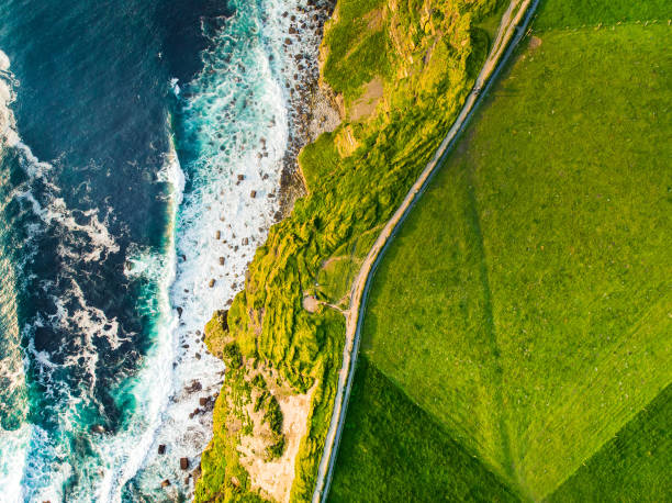 falaises de moher, l'une des destinations touristiques les plus populaires d'irlande. vue aérienne de l'attraction touristique connue sur wild atlantic way dans le comté de clare. - republic of ireland cliffs of moher landscape cliff photos et images de collection