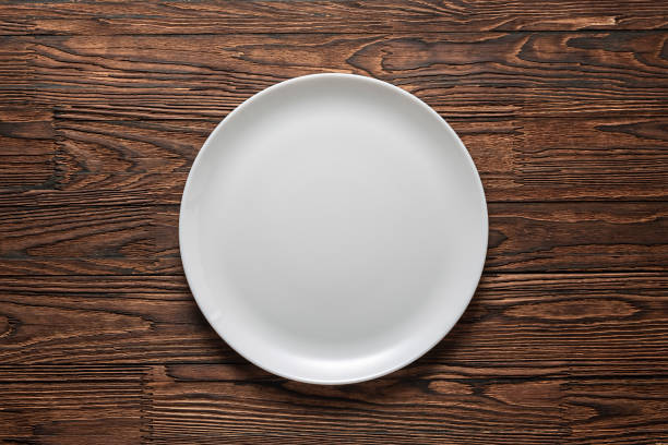 white plate, wooden table, tablecloth, rustic wooden, clean, copy, freepik, table top view, wallpaper, dish, wall mural, silverware, - pano de prato imagens e fotografias de stock