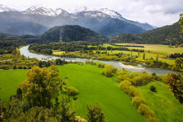 The small town of Futaleufu in the Chilean Andes has wonderful natural beauty, very green, always snow-capped mountains and a spectacular river. Wonderful for fly fishing anglers, in addition to trout this river has king salmon.