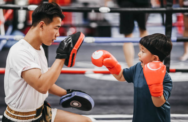 formation de boxe pour l'enfant - child sport karate education photos et images de collection